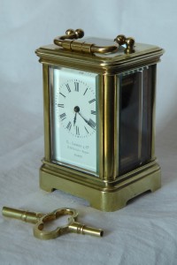 Каретные часы L. LEROY & Cie в кожаном футляре.
