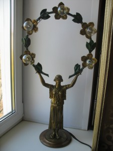Статуя -светильник.Античная женщина с венком