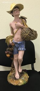 Большая фигура Мальчик ловец мидий
