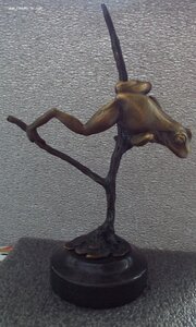 статуэтка лягушка на ветке,клеймо,бронза