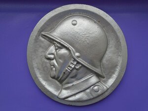 Барельеф с изображением солдата в каске Германия.